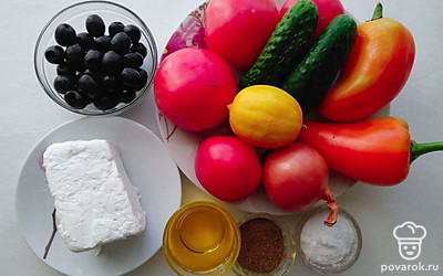 Промойте все овощи под проточной водой. Выложите оливки и сыр. Подготовьте специи и масло.