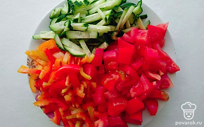 Огурцы и болгарский перец нарежьте на соломку средней толщины. Помидоры разрежьте на средние кусочки.
