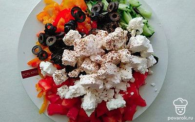 Сыр разрежьте кубиками, а маслины колечками. Выложите сыр и маслины к овощам. Посолите и поперчите по вкусу. Заправьте маслом и хорошо вымешайте.