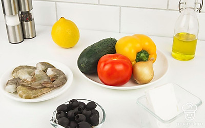 Подготовьте все необходимые ингредиенты. Помидор, огурец и болгарский перец промойте под проточной водой и просушите бумажным полотенцем. Лук и огурец очистите от кожуры. Маслины выложите из банки. Креветки тщательно промойте под проточной водой. Из емкости, где находился сыр, слейте жидкость.