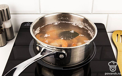 Отварите креветки в подсоленной воде с добавлением лаврового листа в течение 3 минут после закипания воды.