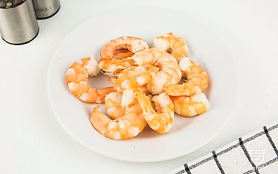 Очистите вареные креветки от панциря и избавьтесь от пищевода.