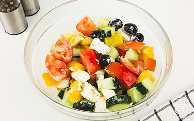 Посолите и поперчите по вкусу, заправьте оливковым маслом с лимонным соком, а после слегка перемешайте салат.