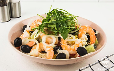 Порцию салата можно по желанию украсить свежей рукколой. А еще, чтобы удивить своих гостей, перед подачей выложите на тарелку несколько листьев салата, а уже на них выкладывайте основное блюдо. Приятного аппетита!