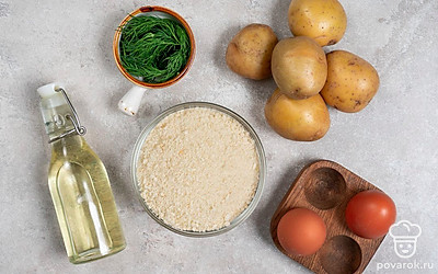 Вымойте и очистите картофель. Помойте яйца и зелень. Подготовьте кастрюлю, толкушку, кондитерский мешок, пергаментную бумагу и сотейник.