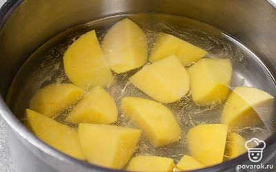 Нарежьте картофель произвольными кусочками и переложите в кастрюлю. Залейте водой так, чтобы она была выше овощей примерно на 1-2 см. 