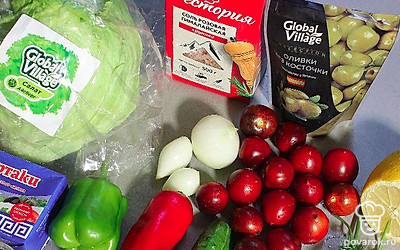 Подготовьте все ингредиенты. Помойте овощи. Почистите лук. Освободите перцы от семян.