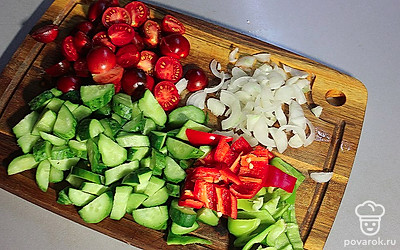 Помидоры разрежьте пополам. Огурцы нарежьте брусочками. Лук — полукольцами. Перец — соломкой.