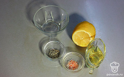 Приготовьте заправку. Смешайте оливковое масло, сок лимона, гималайскую соль и прованские травы. Можно воспользоваться вилкой или венчиком.