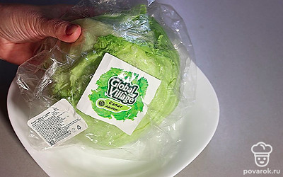 Возьмите салат айсберг. Отделите 2-3 листа и помойте. Просушите.