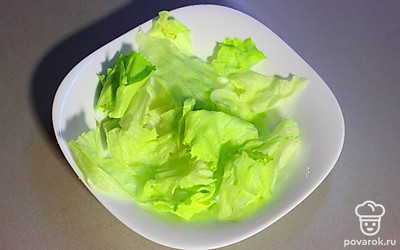 Порвите листья и выложите на тарелку. Салат выкладывайте слоями.