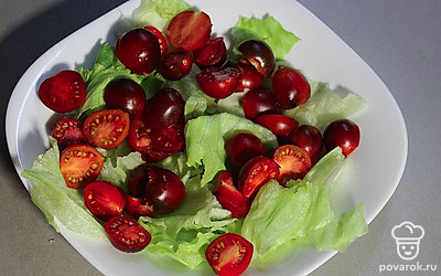 На салат айсберг выложите помидоры черри.