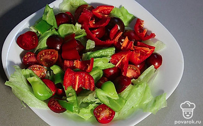 Следом выложите сладкий перец.