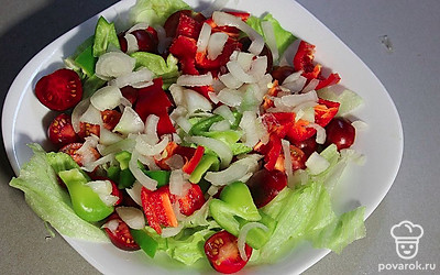 Посыпьте луком. Можно взять белый или красный. 