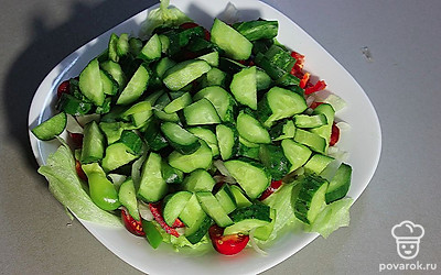 На лук выложите огурцы.