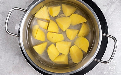 Поставьте кастрюлю на огонь. Дождитесь кипения, а после убавьте огонь и варите картофель еще 20-25 минут до готовности. 