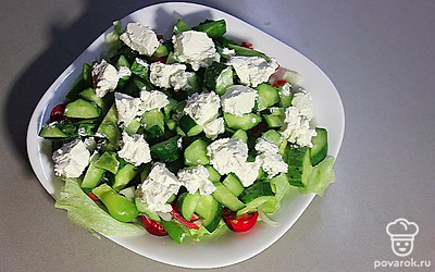 Сыр нарежьте кубиком и выложите на огурцы.