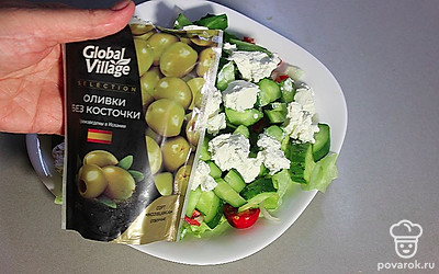 Для этого салата можно взять оливки или маслины. Выложите сверху.