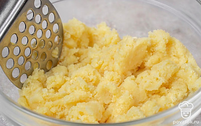 Слейте с картофеля воду. При помощи толкушки разомните его в пюре. 