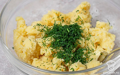 Мелко нарежьте укроп. Добавьте его в картофель и тщательно перемешайте.