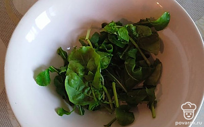 Руколу моем и нарезаем.