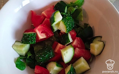 Добавляем нарезанный огурец.