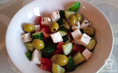 Добавляем брынзу и оливки.