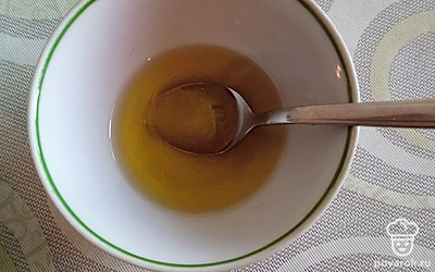 Крем-бальзамик смешиваем с подсолнечным маслом.