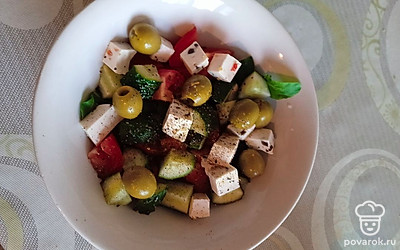 Солим и перчим по вкусу. Добавляем заправку. Салат готов! 