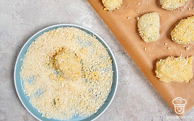 Обваляйте кусочек сначала в яйцах, а затем — в панировочных сухарях. Проделайте действия со всеми заготовками.