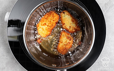 Поставьте сотейник с маслом на огонь. Дождитесь, когда оно разогреется. После этого порционно опускайте крокеты в масло и обжаривайте их до золотистой корочки.