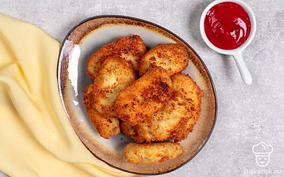 Выложите готовые крокеты на тарелку. Подайте их на стол вместе с кетчупом или любым другим соусом.
