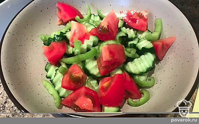 Перец болгарский нашинкуйте соломкой.