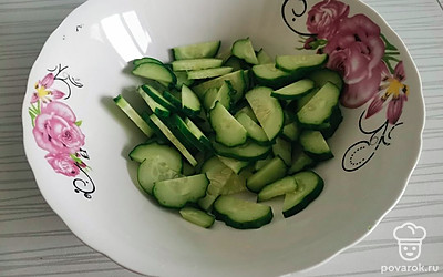 Огурцы нарезать полукольцами.
