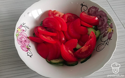 Помидоры порезать крупными дольками. Сложить в салатник.