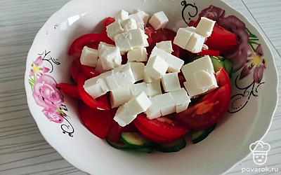 Добавить нарезанный кубиками сыр сиртаки. Слишком мелко не режьте.