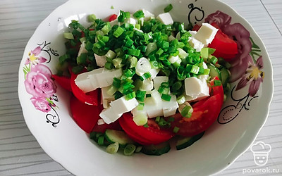 Лук мелко нашинковать, добавить в салатник. 