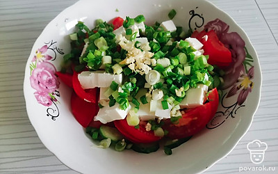 Приправить измельченным чесноком.