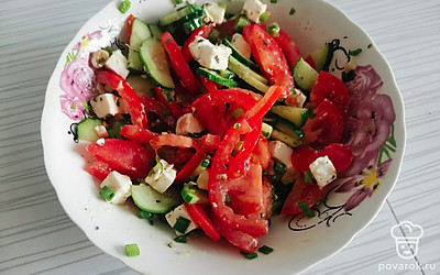 Посолить, поперчить по вкусу. Добавить петрушку и оливковое масло. Хорошо перемешать.