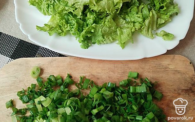 Берем салатный лист, рвем его произвольно, как кто любит. Нарезаем зеленый лук некрупно.