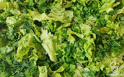 К салатному листу добавляем нарезанные так же некрупно укроп и петрушку. Все перемешиваем.