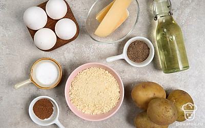 Помойте картофель. Подготовьте терку, толкушку, кастрюлю и глубокую сковороду.