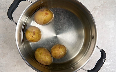 Опустите картофель в кастрюлю с холодной водой. Поставьте на огонь и дождитесь кипения. После этого варите картофель еще около 30 минут до полной готовности.
