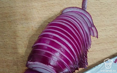 Лук почистить, нарезать полукольцами.