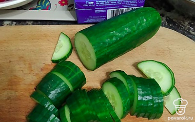 С огурцов срезать хвостики и нарезать полукольцами.
