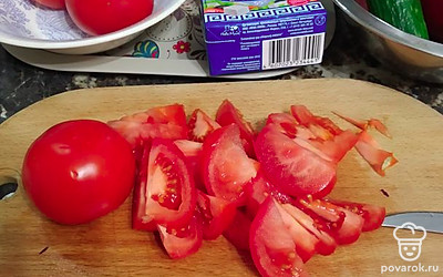 Помидоры нарезать ломтиками и вырезать сердцевину.