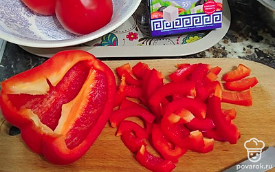 Перец нарезать небольшими кусочками.