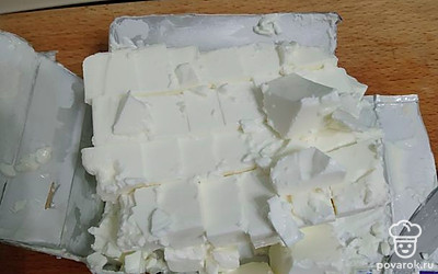 Сиртаки нарезать кубиками. Сложить все ингредиенты в салатник, поперчить, посолить, заправить маслом, хорошо перемешать.