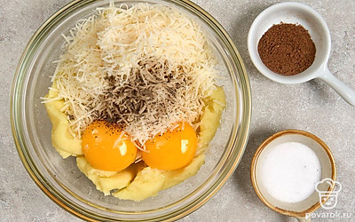 Натрите пармезан и пересыпьте его в миску с картофелем. Туда же добавьте желтки, мускатный орех, соль и перец по вкусу. Тщательно перемешайте.