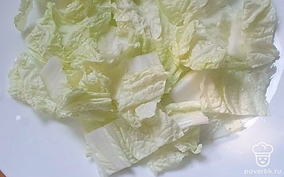 Нарезаем пекинскую капусту.